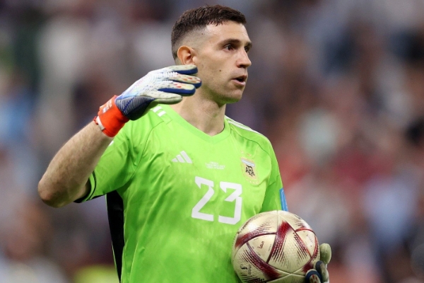 莫佩調(diào)侃撞傷萊諾成就大馬丁:“難道他不應(yīng)該對(duì)我心存感激嗎?”